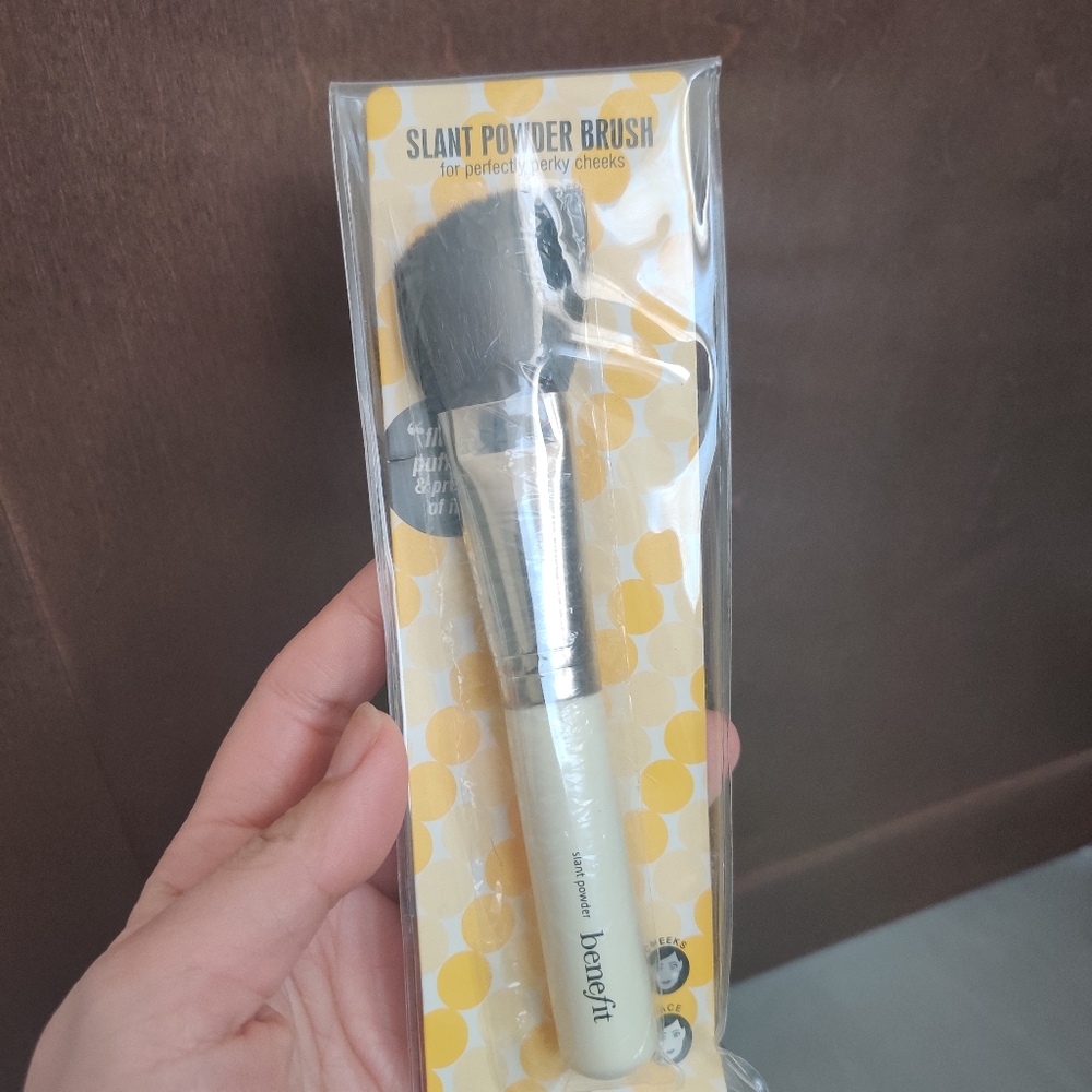 2for$30!!!4 for$50!!!Benefit angled powder brush